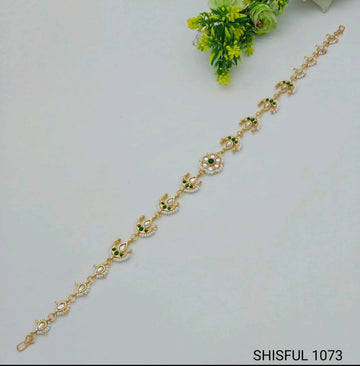 Stylish Rajasthani Matha Patti Maang Tikka for Girls & Women And Traditional Gold Plated Kundan Pearl Maang Tikka with Stone Centerpiece for Women & Bridal Wear
